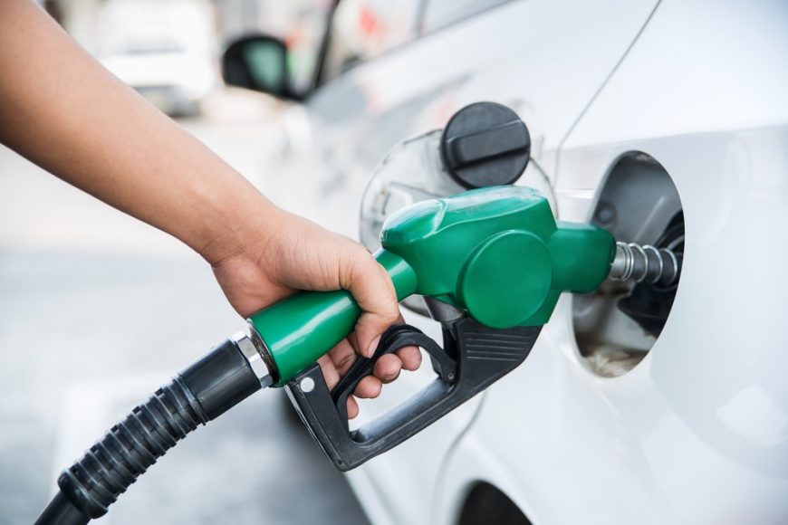 Hausse des prix de l'essence : Jean Castex annonce la mise en place d'un chèque carburant