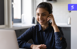 Frau am Telefon