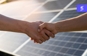 Handschütteln vor Solarpanels