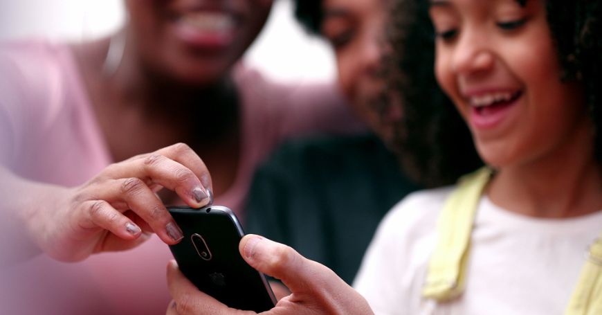 Pesquisa divulga dados sobre acesso à internet de crianças e adolescente brasileiros, em 2021