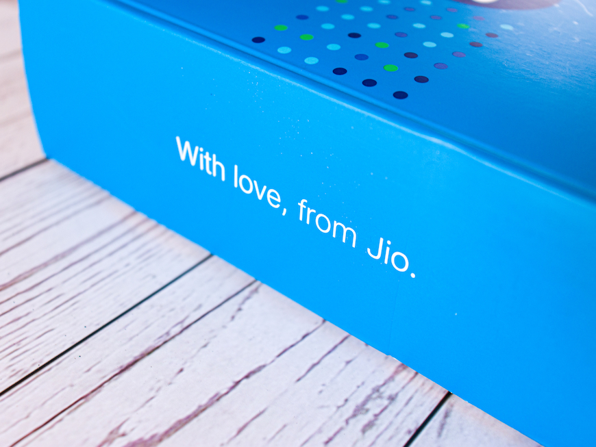 Jio Fiber box in blue colour