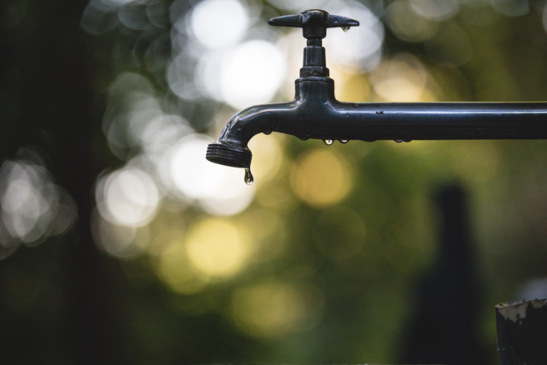 Une image de robinets qui montre des mesures préventives pour les dégâts des eaux.