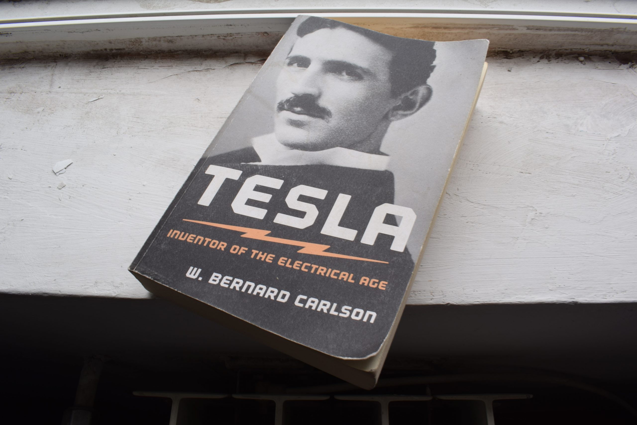 Transformar la humedad del aire en electricidad: Cumpliendo el sueño de Nikola Tesla