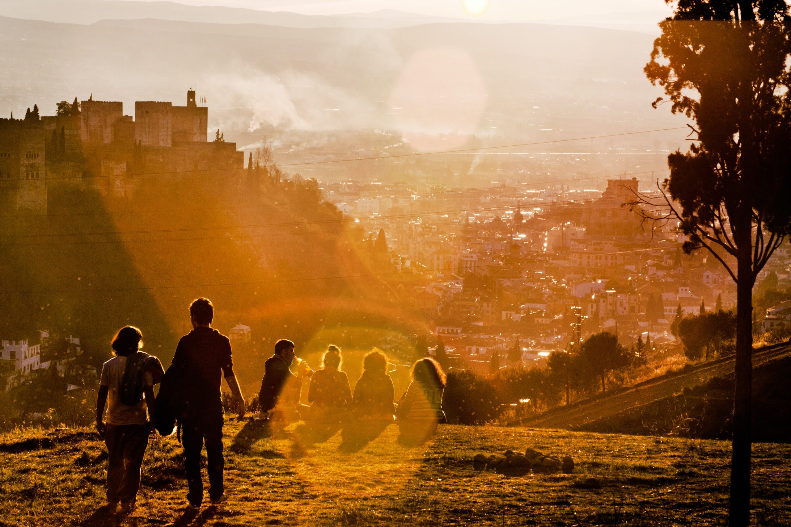 Turistas paseando por la Alhambra de Granada